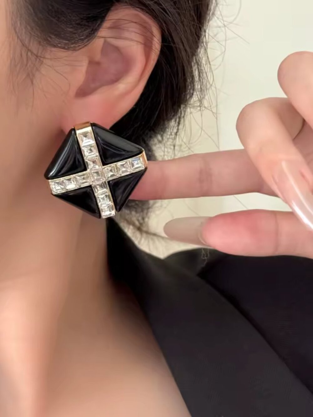 RETRO VINTAGE BLACK GOLD CROSS SQUARE DESIGNER COSTUME JEWELLERY EARRINGS